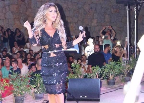 حلو الفن –  نوال الزغبي تتألق على المسرح في مهرجان بصاليم