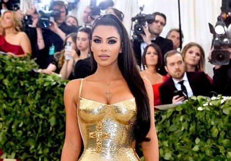 حلو الفن –  كيم كارداشيان تخطف الأنظار بإطلالة مثيرة في حفل “Met Gala”