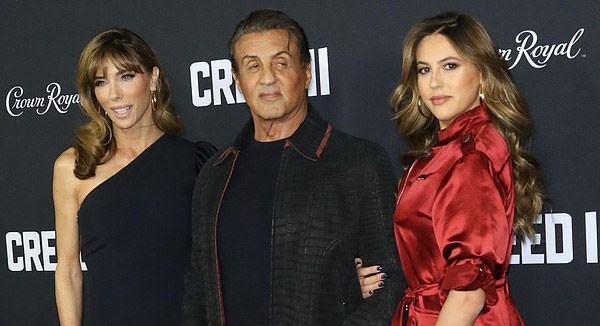 حلو الفن –  إبنة سيلفستر ستالون تخطف الأضواء في العرض الأول لفيلم والدها “creed”