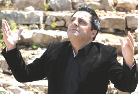 حلو الفن - " اليوم علق على خشبة " ترنيمة بصوت النجم اللبناني رفيق خويري..فيديو و صور