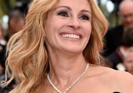 حلو الفن - جوليا روبرتس ترتدي كمامة عليها صورة أوباما.. أعرف السبب