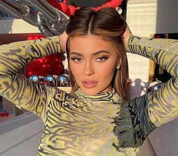 حلو الفن - أناقة كيلي جينر بإطلالة مذهلة بفستان Maisie Wilen بـ 732 جنيه إسترليني.. صور