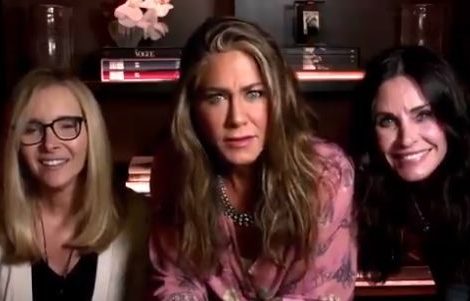 حلو الفن - نجمات "friends" يجتمعن بمنزل جينفر أنيستون خلال حفل جوائز إيميي.. فيديو