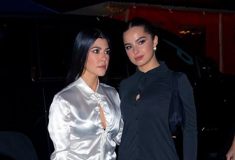 حلو الفن - كورتني كاردشيان ترتدي "بلوزة" فقط في نيويورك وتعتبرها "shirt dress".. شاهد