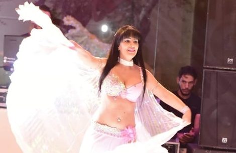 حلو الفن - الراقصة كارينا مُبدعة في خطّها الفنّي وتنتظر البدء لإحياء حفلاتها.. صور