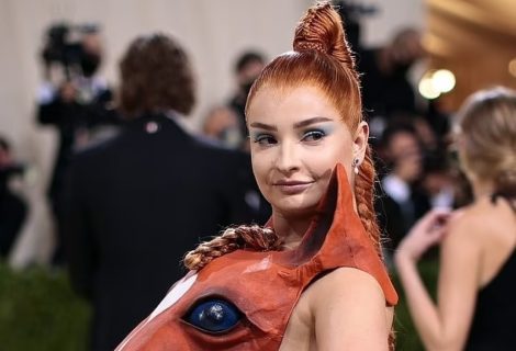 حلو الفن - المغنية الألمانية كيم بيتراس ترتدي رأس حصان في حفل Met Gala 2021.. صورة