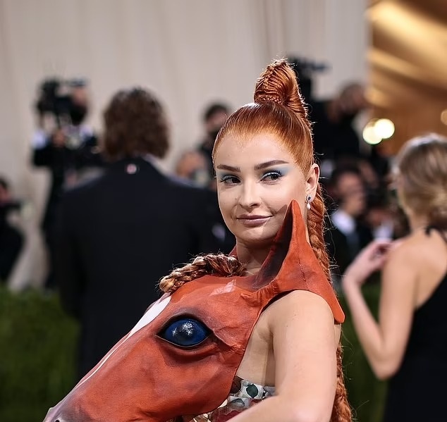 حلو الفن – المغنية الألمانية كيم بيتراس ترتدي رأس حصان في حفل Met Gala 2021.. صورة