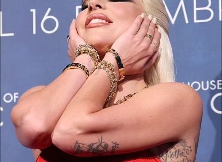 حلو الفن - ليدي غاغا بفستان مذهل في عرض House Of Gucci بـ ميلانو