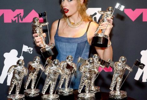 حلو الفن - تايلور سويفت تتفاعل وترقص على أغنية شاكيرا في حفل توزيع جوائز MTV VMA