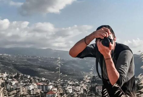 حلو الفن - من رحبة إلى السماء: رياض إسحاق يوثق الطقس والحياة بالصورة والعلم