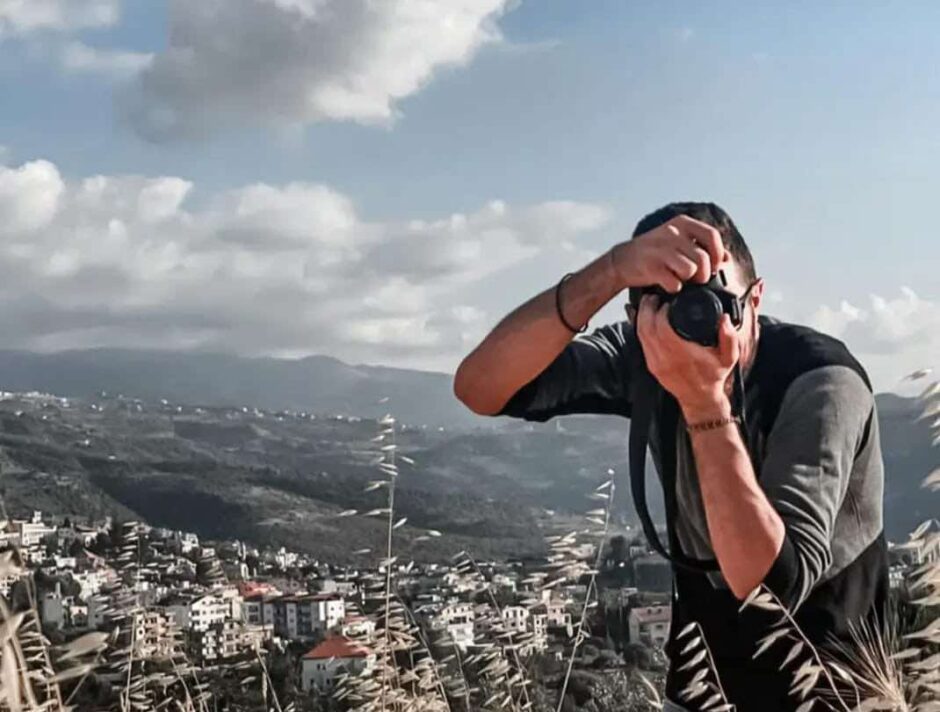 حلو الفن – من رحبة إلى السماء: رياض إسحاق يوثق الطقس والحياة بالصورة والعلم