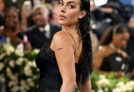 حلو الفن - جورجينا رودريجيز بفستان أسود يشبه "قميص النوم" في أول حضور لها بحفل "Met Gala "