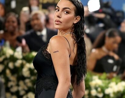 حلو الفن - جورجينا رودريجيز بفستان أسود يشبه "قميص النوم" في أول حضور لها بحفل "Met Gala "