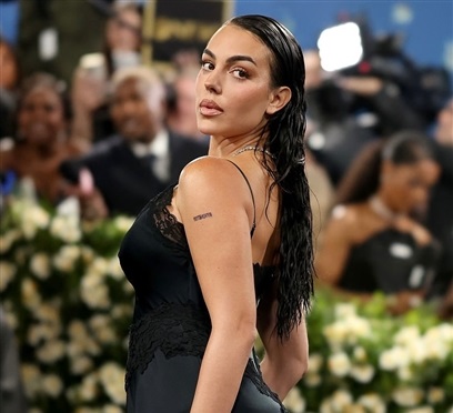 حلو الفن – جورجينا رودريجيز بفستان أسود يشبه “قميص النوم” في أول حضور لها بحفل “Met Gala “