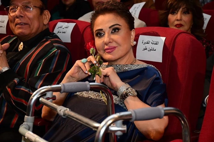 حلو الفن – مادلين طبر تتسلم جائزة “الريادة السينمائية” .. وتصل الى الحفل بعكاز